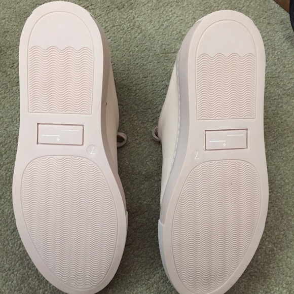 Leather low top sneaker. Size 7. - Picture 4 of 4